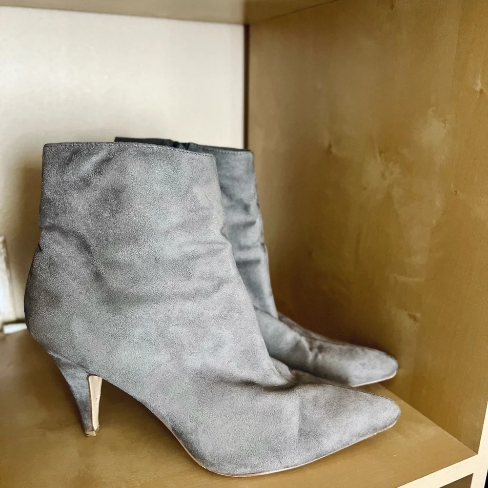 Carlos by Carlos Santana Mandarin Booties Gray Faux Suede Pointed Toes size 11 - Picture 2 of 10